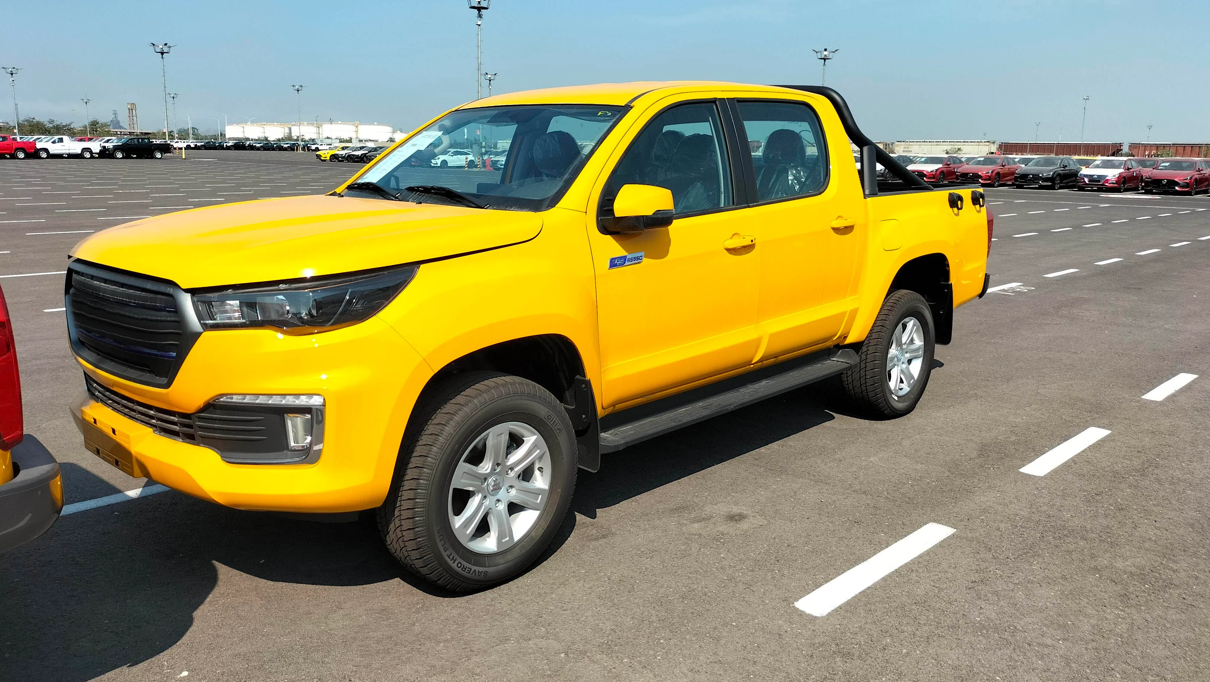 Camioneta eléctrica amarilla de caja.