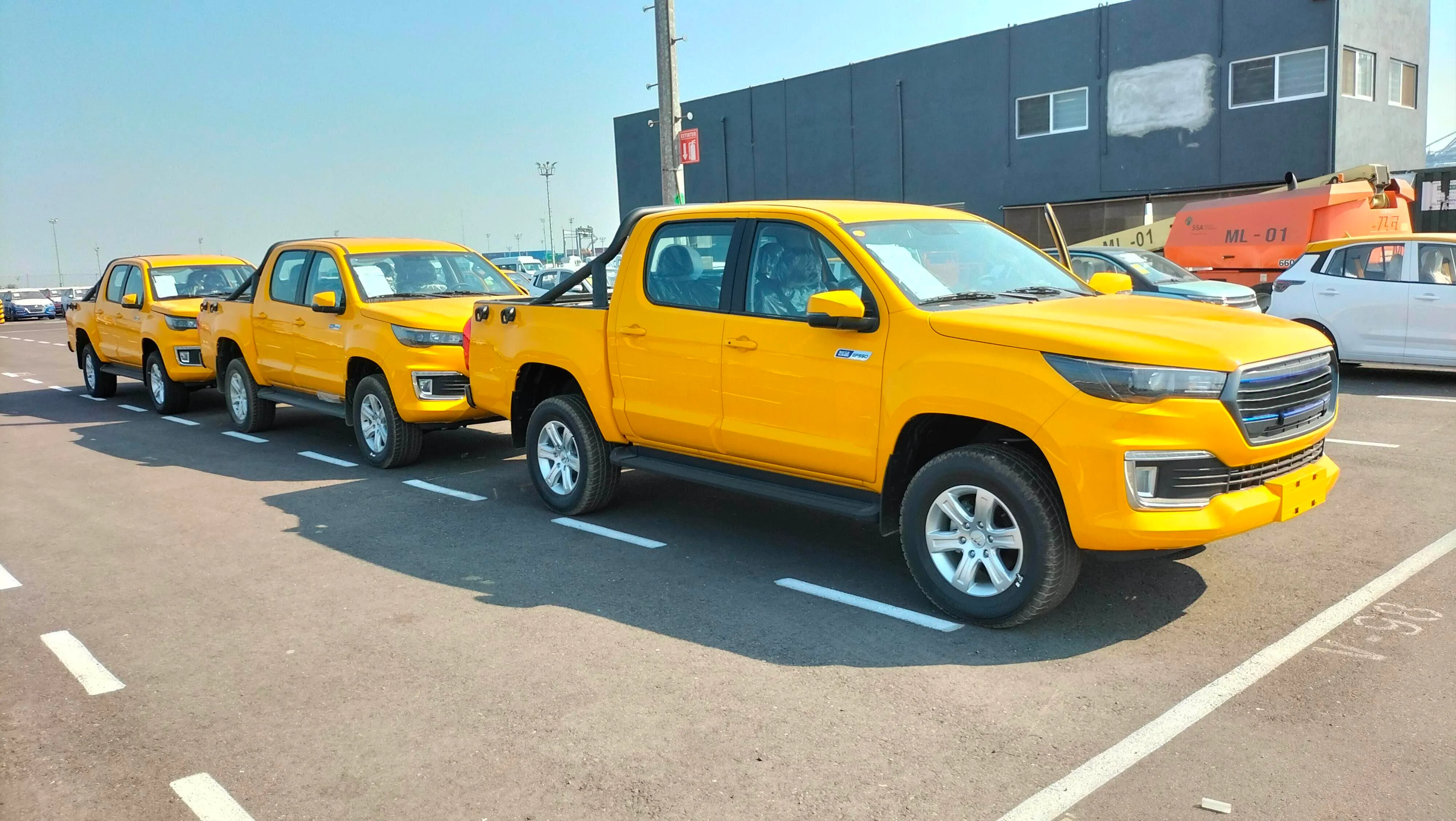 Camioneta eléctrica amarilla de caja.