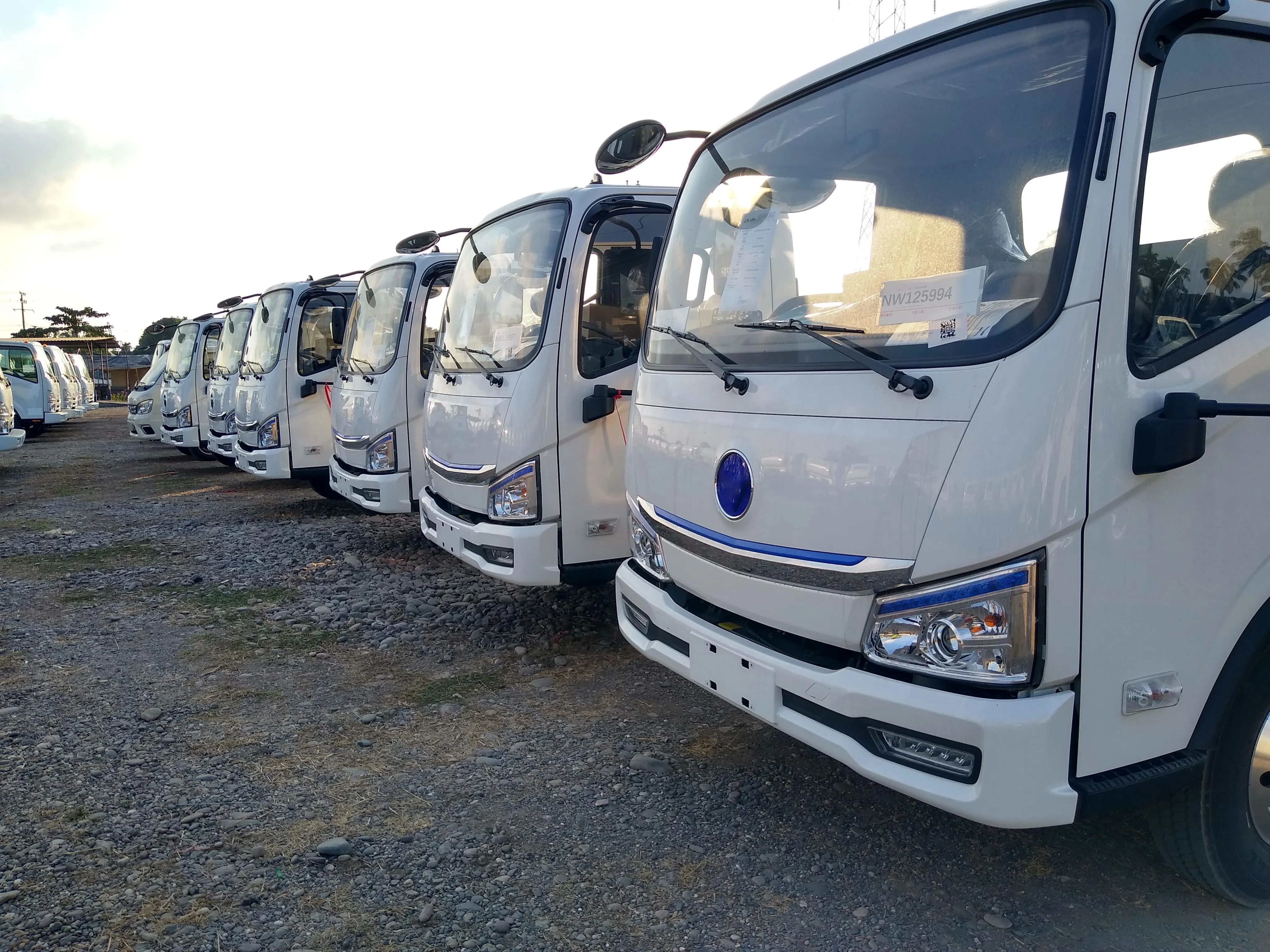 Vehículos pequeños de carga color blanco.