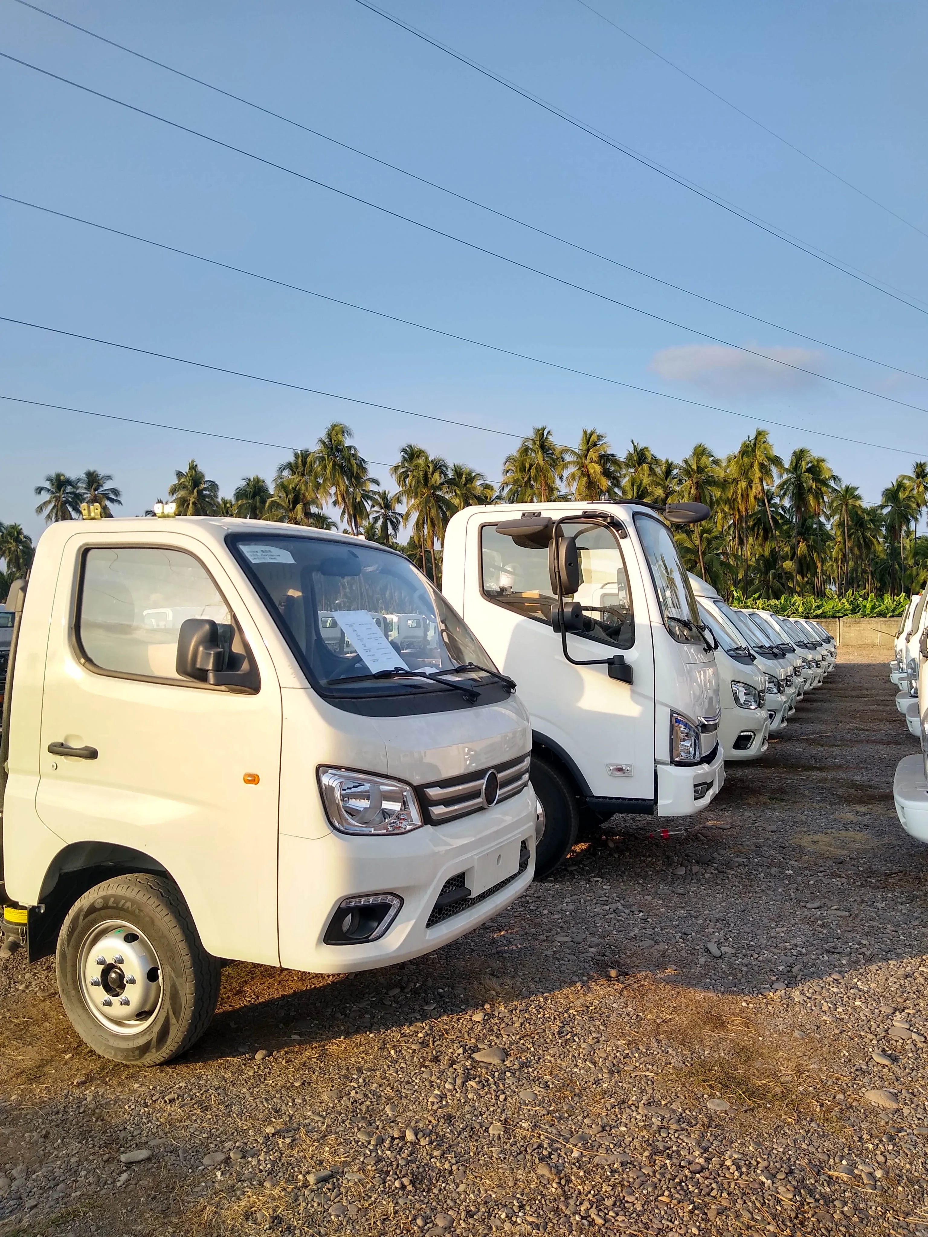 Vehículos pequeños de carga color blanco.
