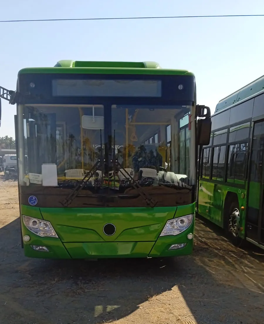 Camión verde de transporte público.