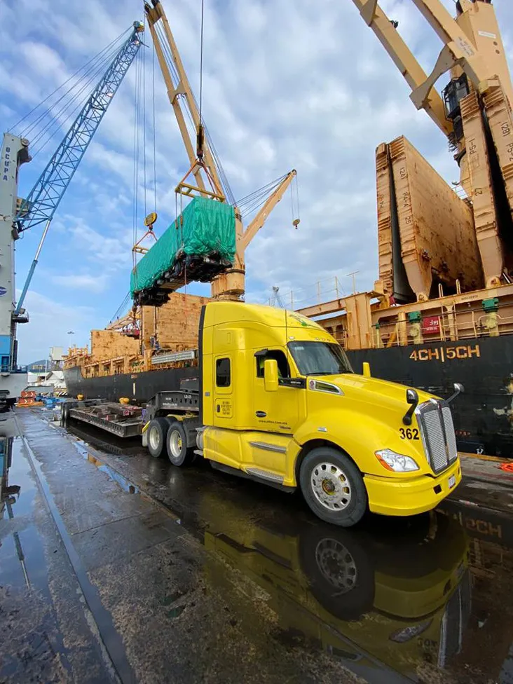 Camión cargando un vagón de tren ligero.