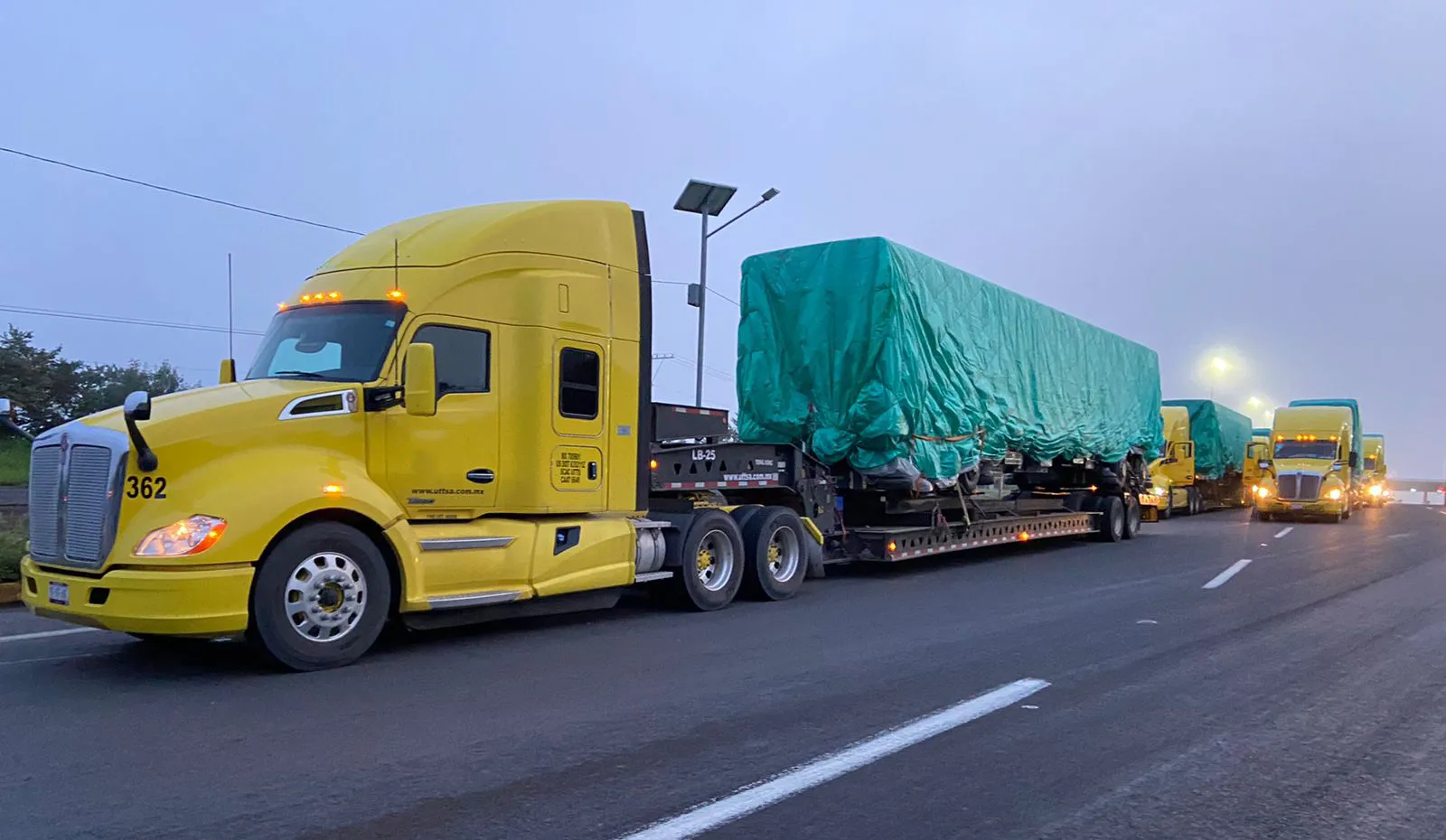 Camión cargando un vagón de tren ligero.