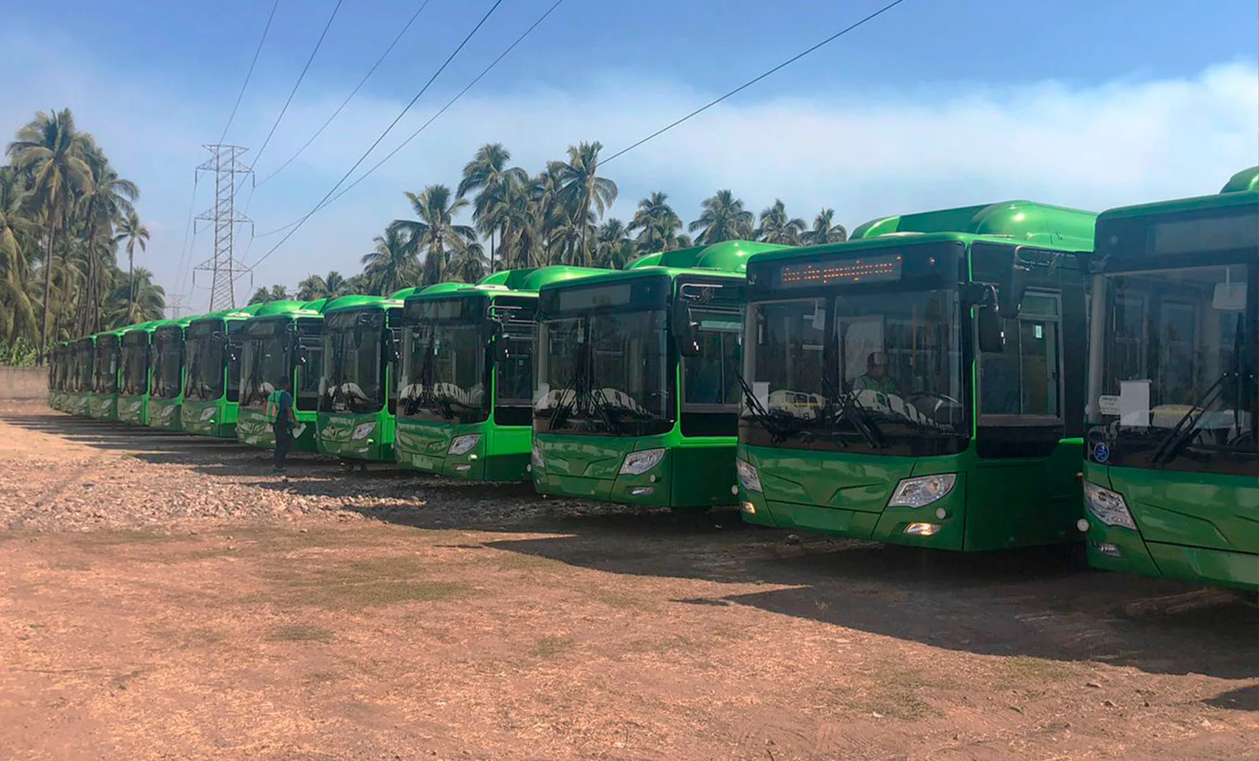 Patio de carga rodada con camiones urbanos.