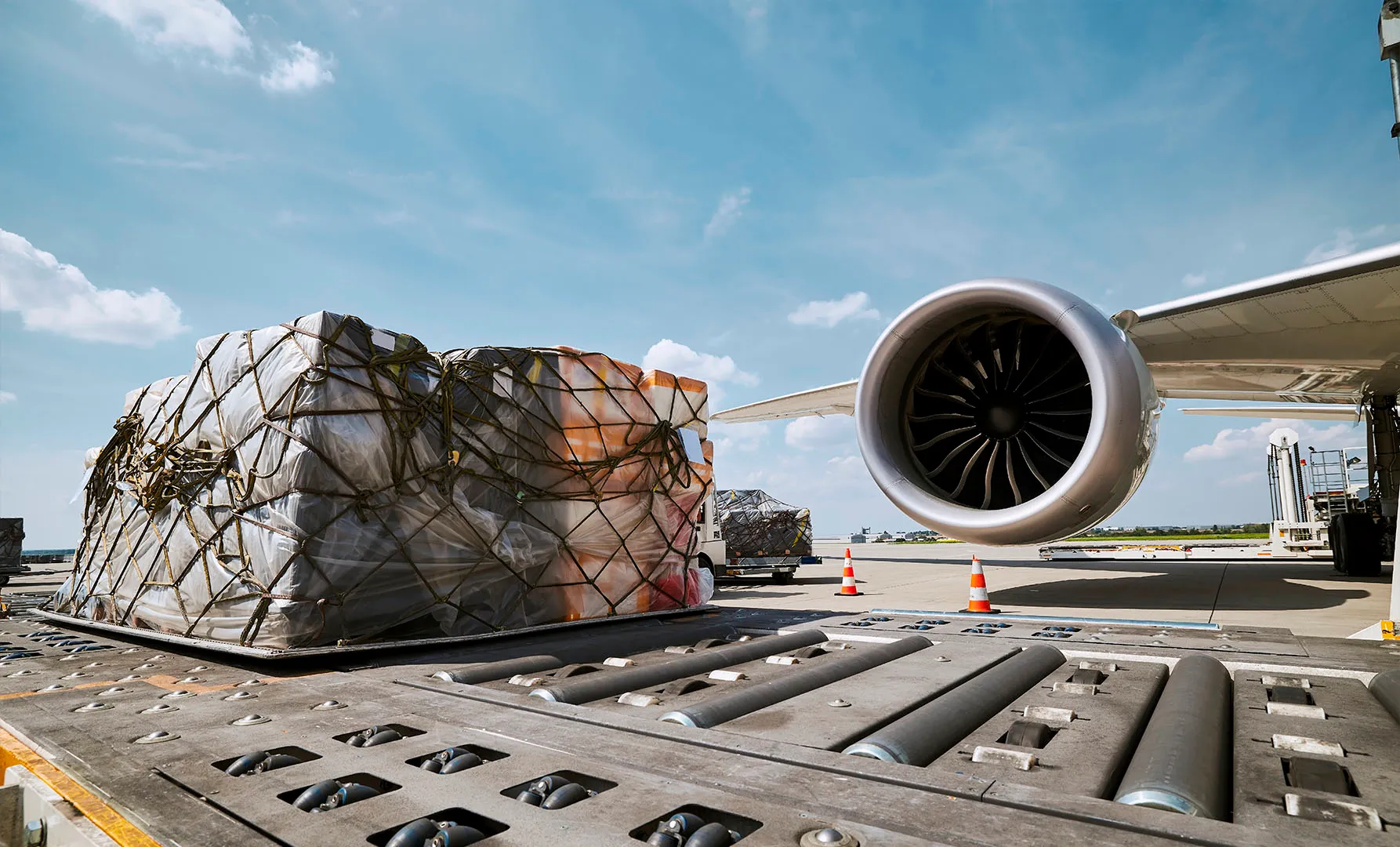 Carga de mercancía en avión.