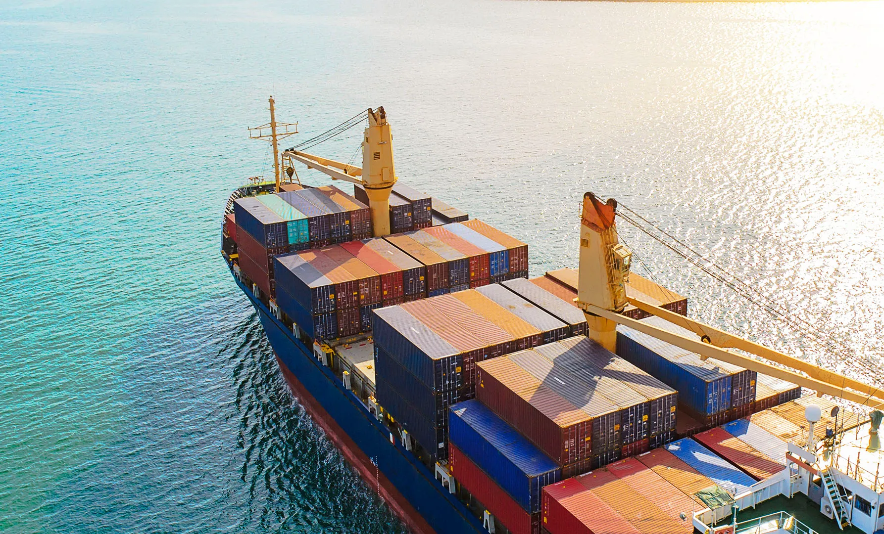 Buque de contenedores en el océano.
