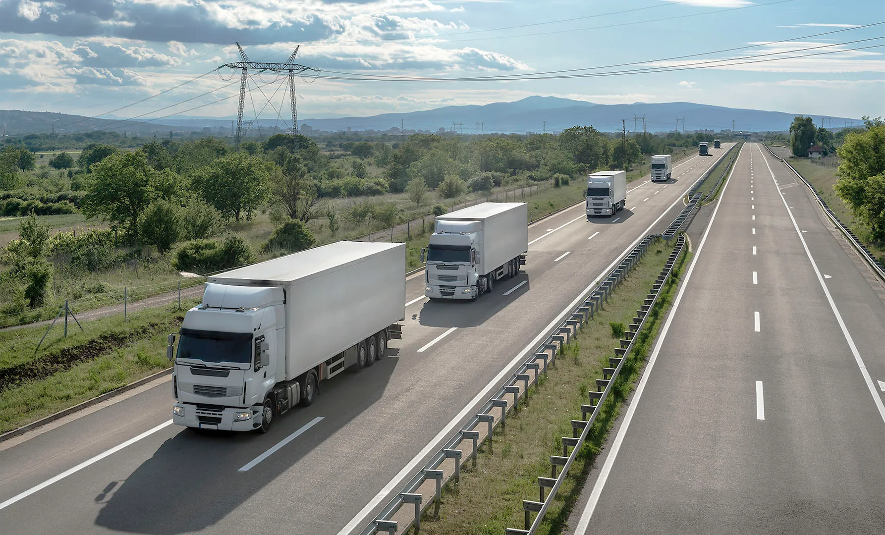 Camiones de carga en carretera.