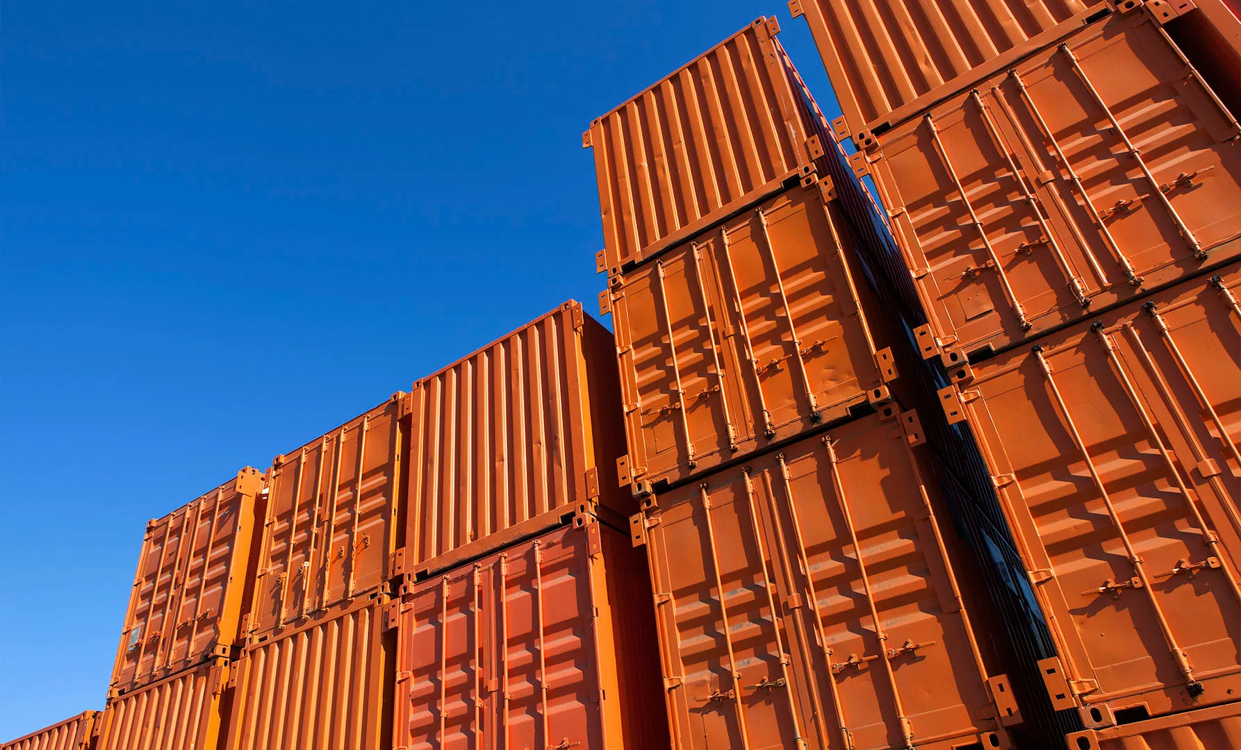 Contenedores apilados.